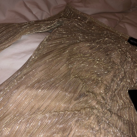 PrettyLittleThing Gold Metallic Ruched Front Off The Shoulder Bodycon Dress✨ - Picture 3 of 4